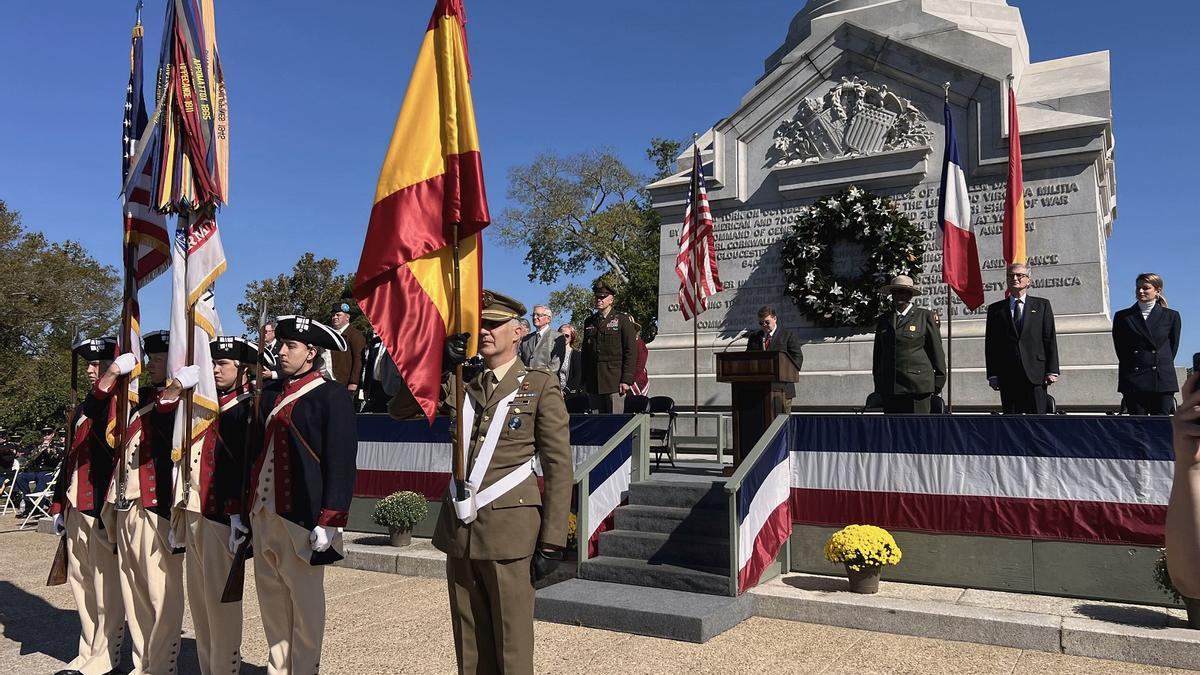 La bandera española, por vez primera junto a la estadounidense y la francesa, en la conmemoración de la batalla de Yorktown (Virginia), el 18 de octubre de 2023.