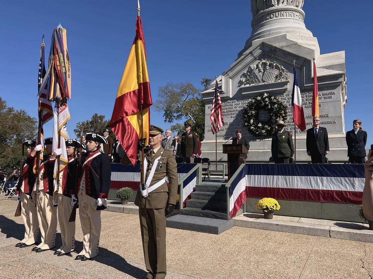 La bandera española, por vez primera junto a la estadounidense y la francesa, en la conmemoración de la batalla de Yorktown (Virginia), el 18 de octubre de 2023.