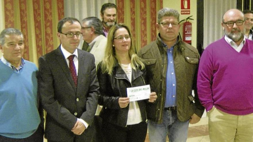 OPA-APAC entrega su cesta del millón a Inmaculada Reyes