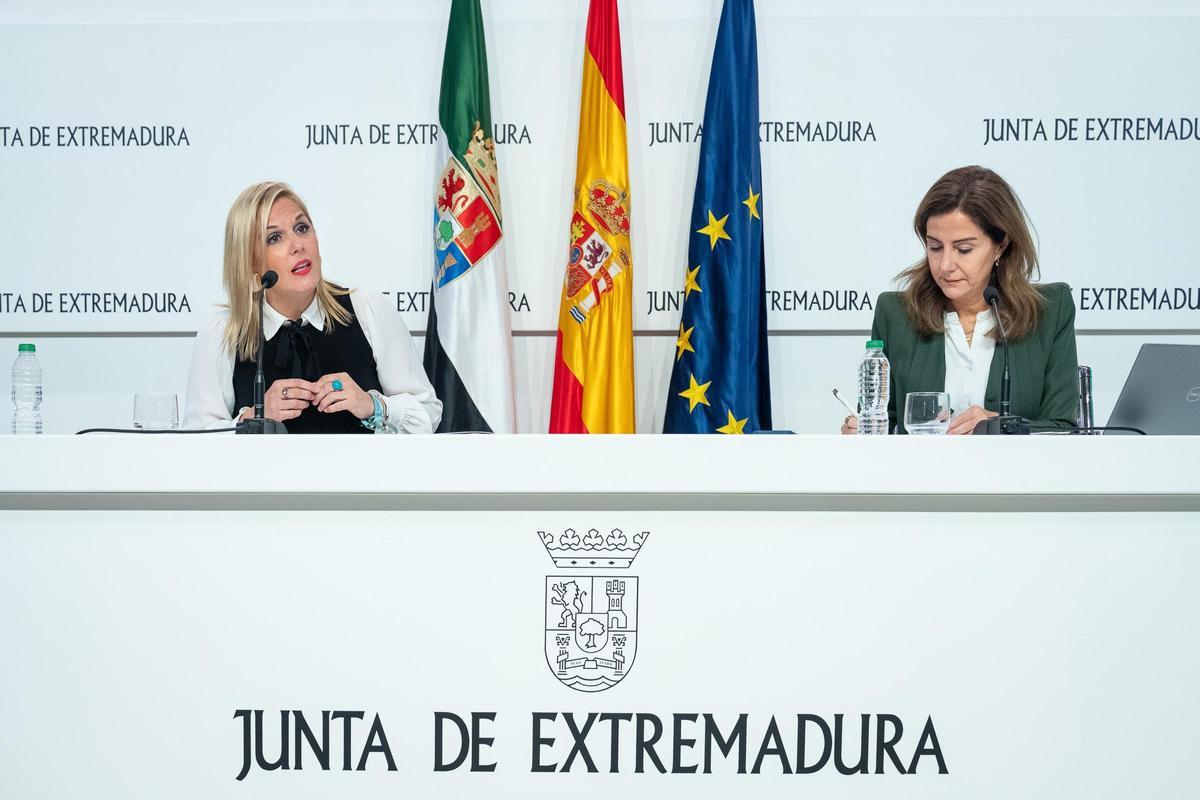 La consejera de Hacienda y Administración Pública, Elena Manzano, y la secretaria general de la consejería, Inmaculada Núñez, en rueda de prensa sobre el proceso electoral del 21D