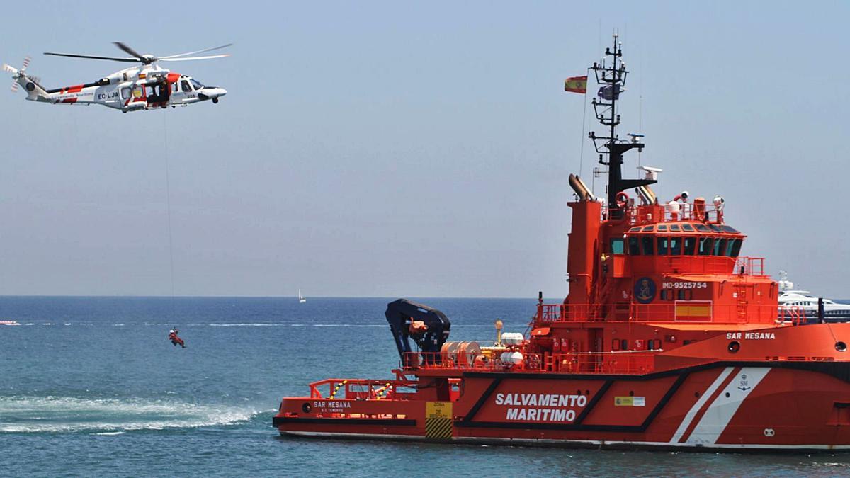 Seenotrettung aus der Luft und übers Wasser: Der Helikopter „Helimer“ und eines der balearenweit acht Rettungsschiffe.  | FOTO: SALVAMENTO MARÍTIMO