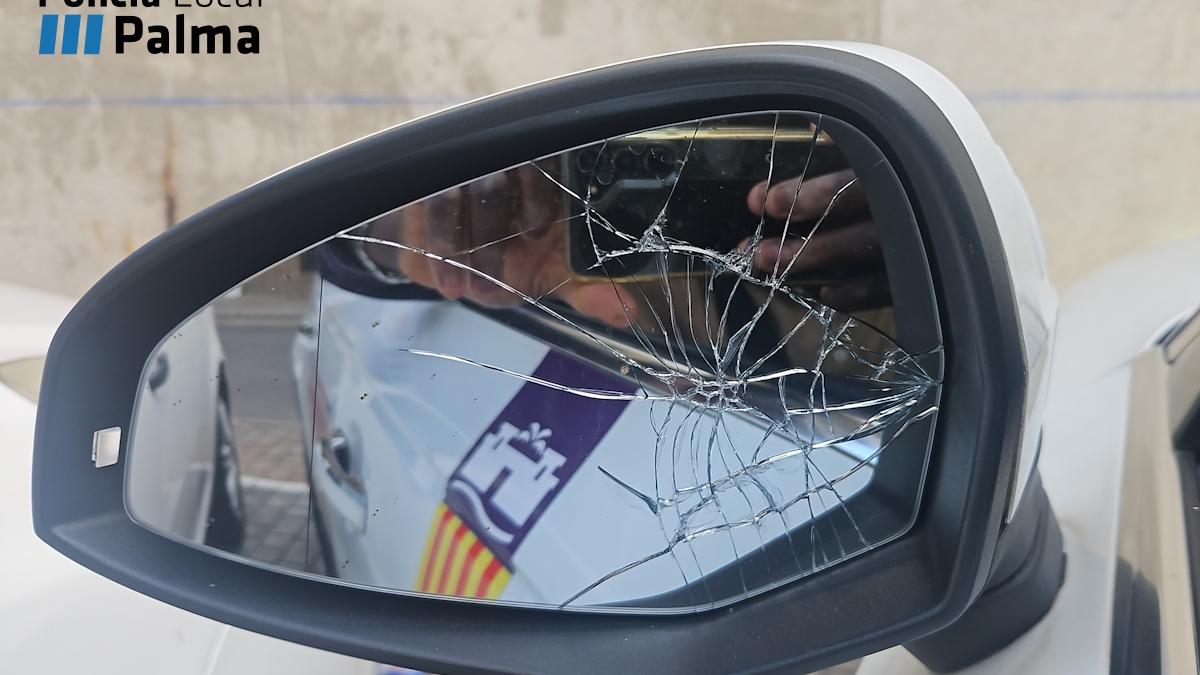 El retrovisor del taxi, destrozado.