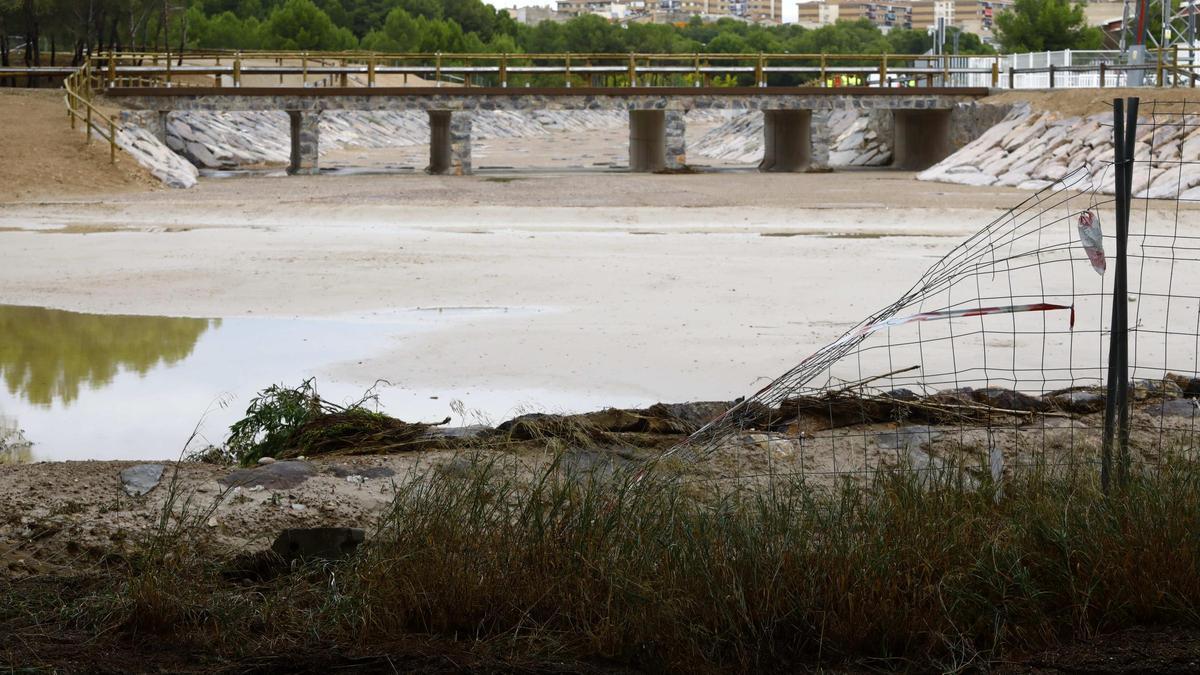 El nuevo canal perimetral del barranco de la Muerte de Zaragoza, un día después de la última tormenta.