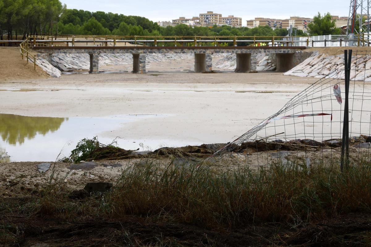 El nuevo canal perimetral del barranco de la Muerte de Zaragoza, un día después de la última tormenta.