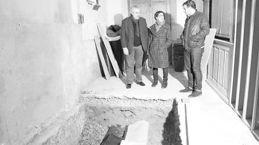 Tomás del Bien (derecha), Martín y el arquitecto municipal revisan los restos hallados en el palacio. Foto