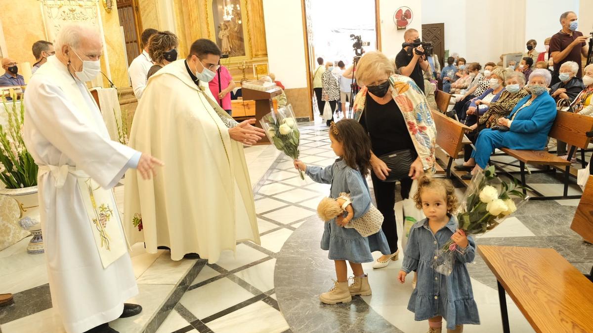 Mucha participación infantil en la Ofrenda solidaria a la patrona de Petrer.