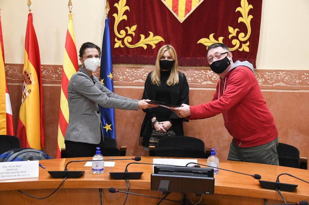 Rubí entrega més de 4.000 firmes a CatSalut per reclamar millores als CAPs de la ciutat Rubí entrega més de 4.000 firmes a CatSalut per reclamar millores als CAPs de la ciutat