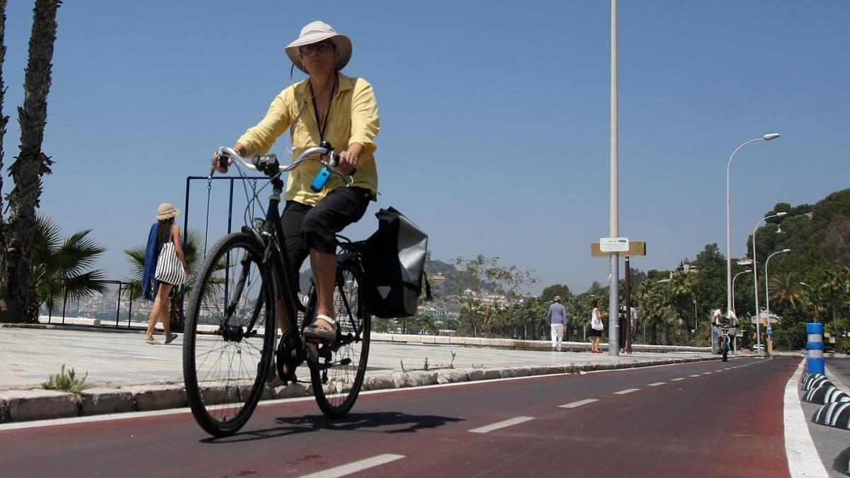 Una mujer circula por el carril bici que discurre ahora por los Baños del Carmen y que sufrirá una importante modificación con este nuevo proyecto.