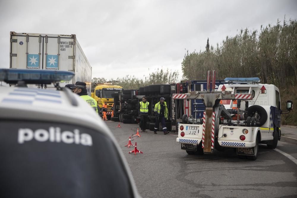 Bolca un camió i fa tallar la GI-600 a Blanes