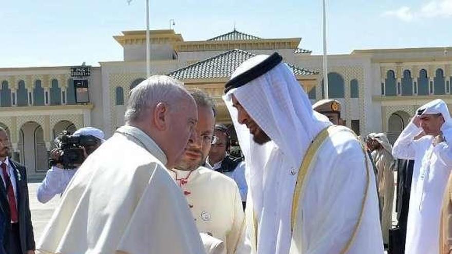 El Papa Francisco, ayer, con el príncipe heredero de Abu Dabi, Mohammed bin Zayed al Nahyan, durante la ceremonia de despedida en la capital.