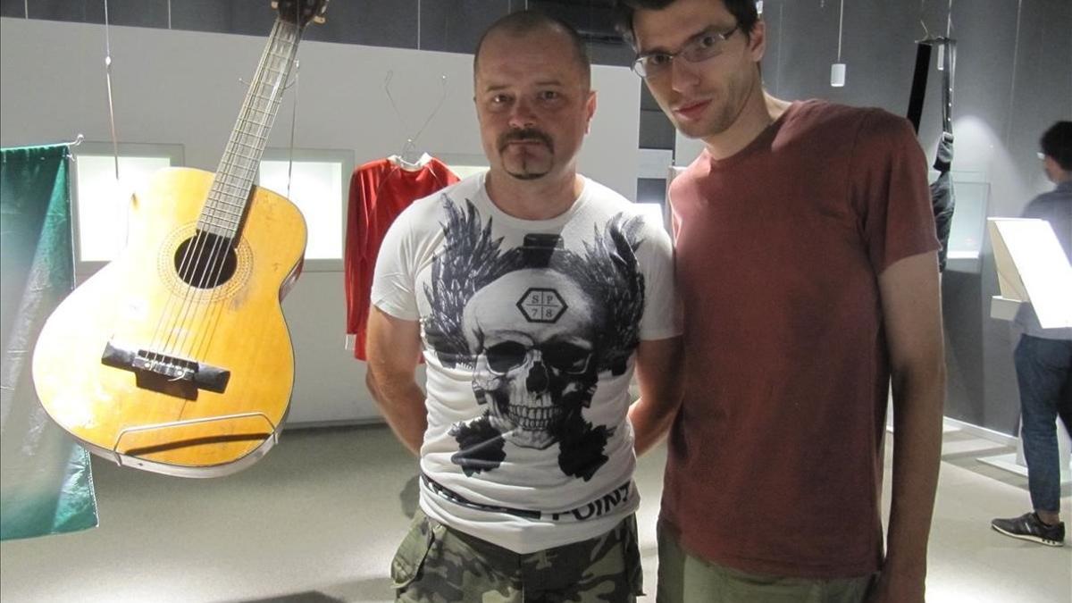 Sead Svrana (izquierda), ante la guitarra que cedió al museu y junto a Jasminko Halilovic, en Sarajevo.