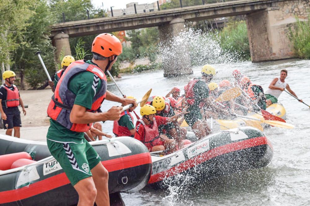 Los jugadores del Elche disfrutan haciendo rafting en el río Segura