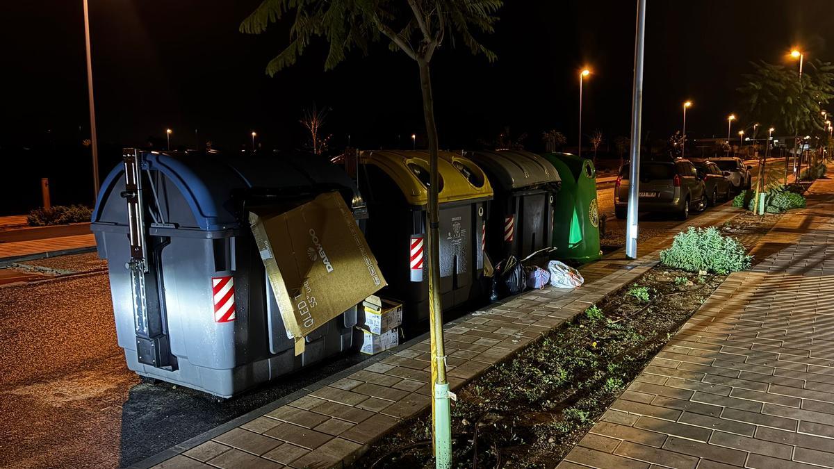 Los primeros residentes de la macrourbanización de La Hoya de Torrevieja están sin recogida diaria de residuos Los primeros residentes de la macrourbanización de La Hoya de Torrevieja están sin recogida diaria de residuos