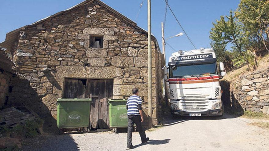 Un tráiler bloqueó la entrada a un pueblo de A Gudiña durante 15 horas