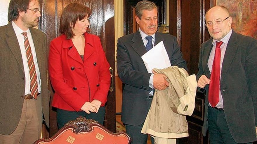 El alcalde Francisco Rodríguez (derecha), con el presidente de Cáritas, Miguel Pérez de Juan, la edil de Servicios Sociales, Marga Martín, y el gerente de la entidad social, Ignacio Bedoya, antes de la reunión.