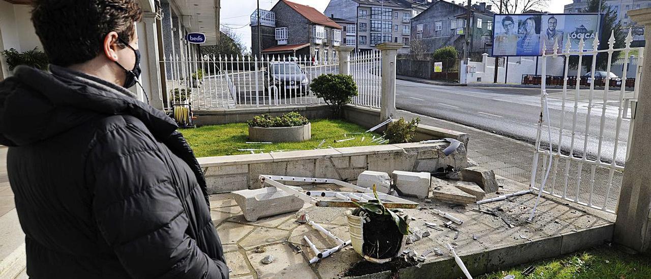 La pasada semana un vehículo volvió a destrozar el cierre de una vivienda de la zona. |  // BERNABÉ/JAVIER LALÍN