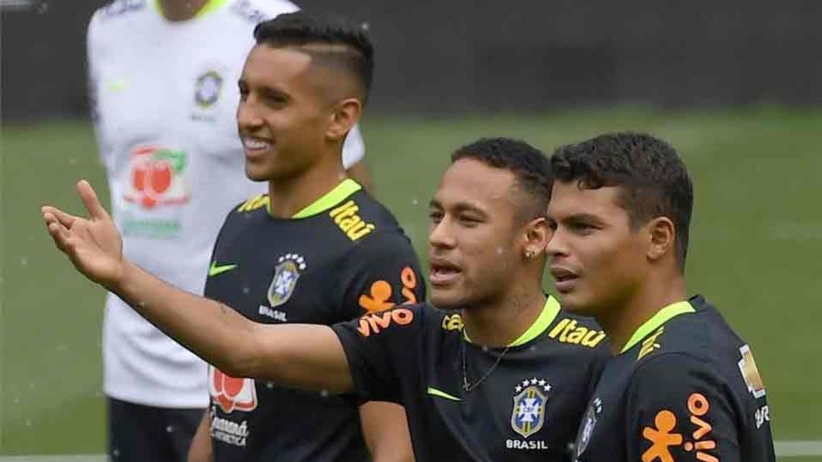 Neymar, junto a Marquinhos y Thiago Silva
