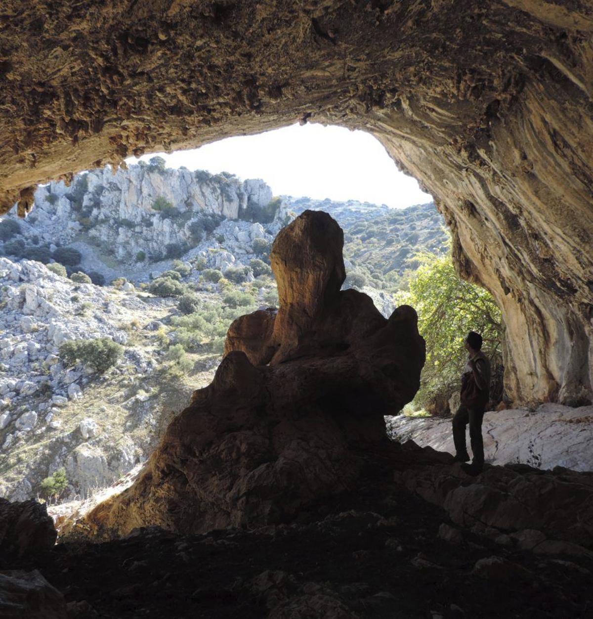 Vista del paisaje de Zuheros desde el interior de la cueva del Fraile.