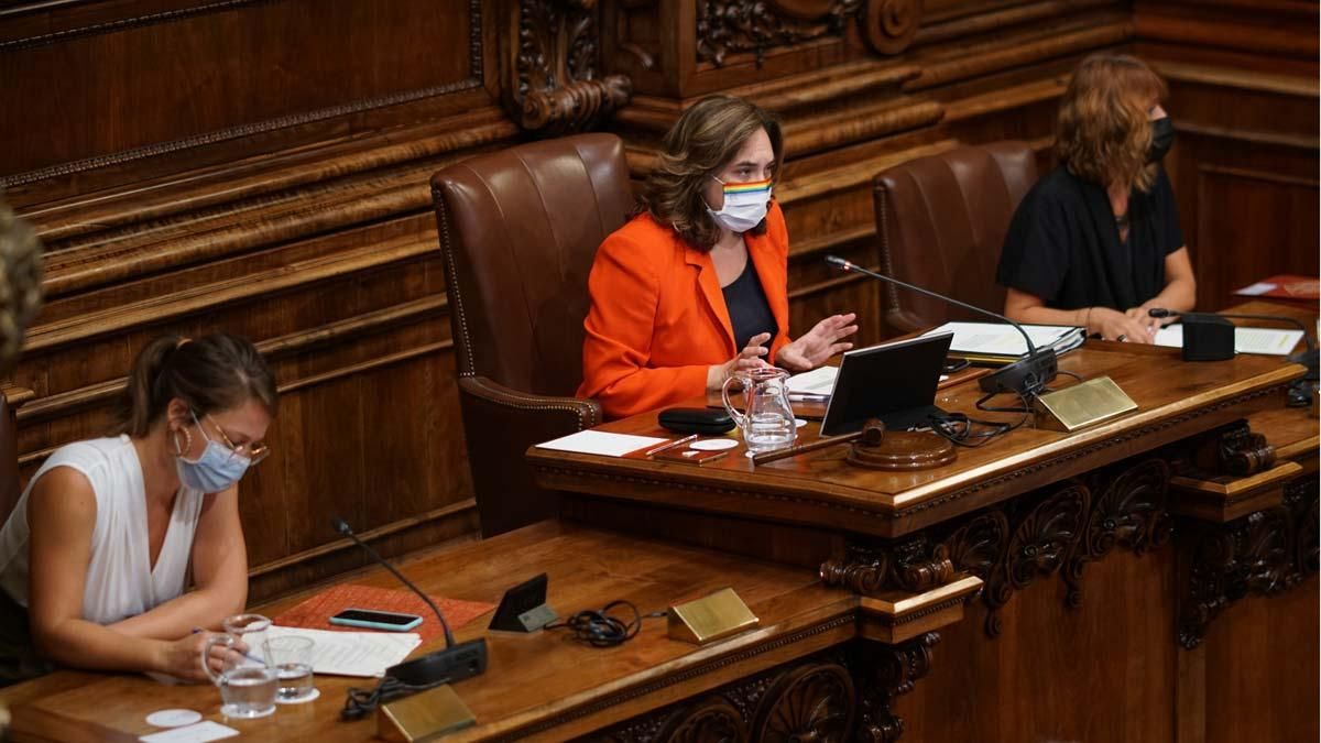 Barcelona reclama al Estado usar su superávit para la crisis del Covid. En la foto, la alcaldesa Ada Colau en el pleno del Ayuntamiento.