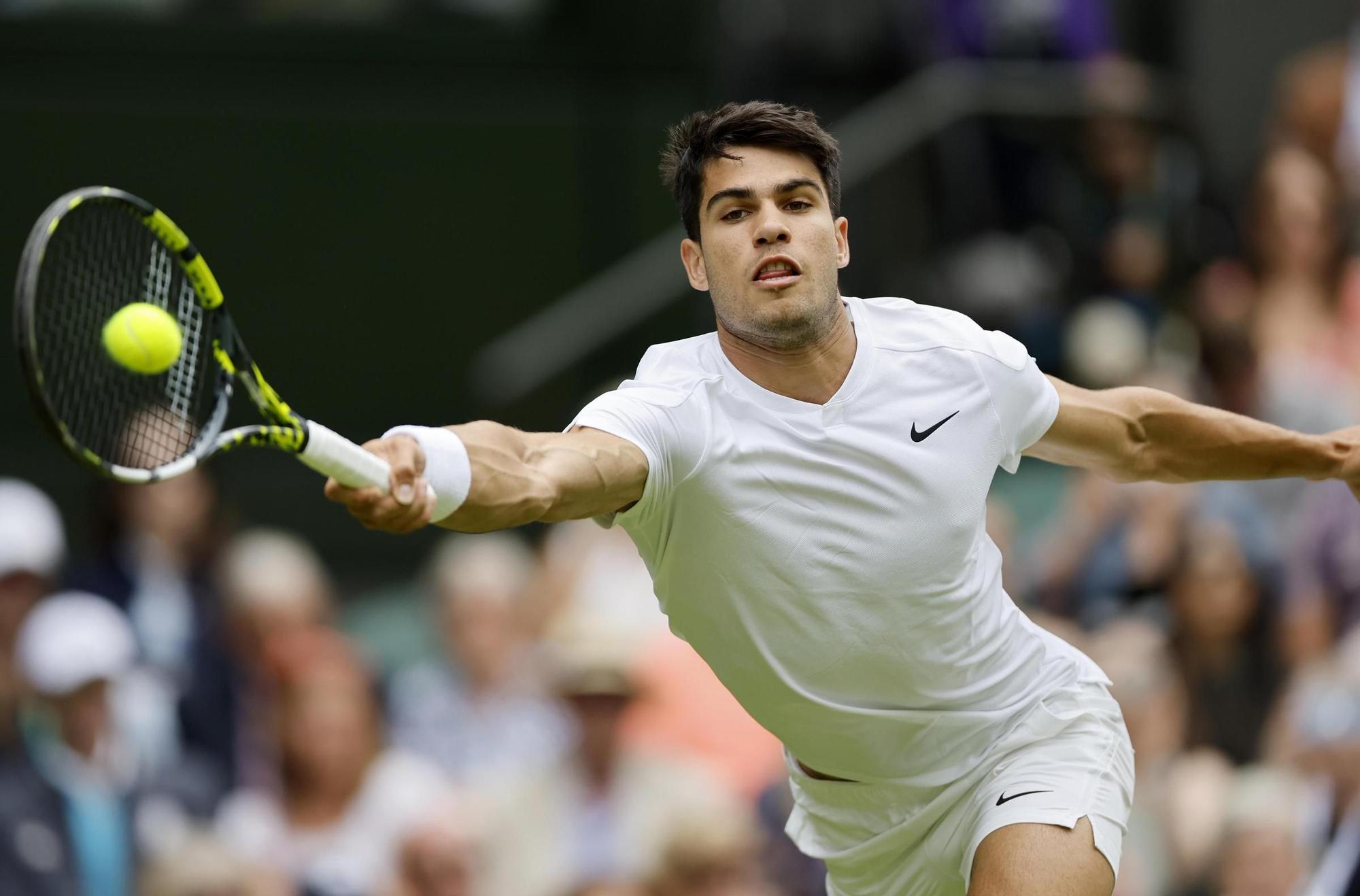 Alcaraz busca avanzar en Wimbledon ante Vukic