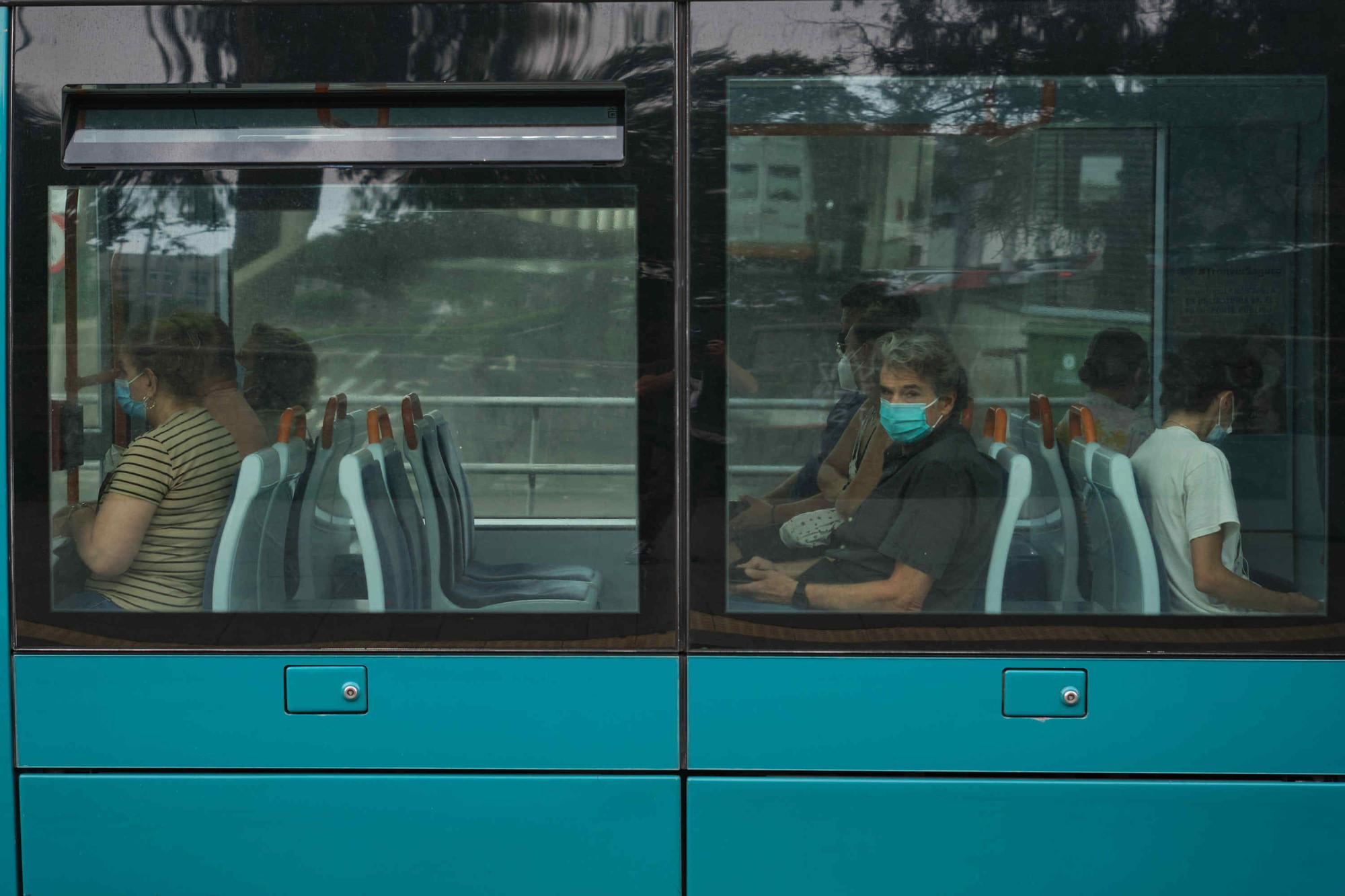 Primer día del bono de guagua y tranvía rebajado en Tenerife