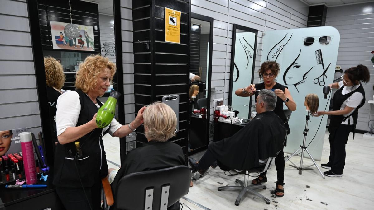 Profesionales y clientas en el salón de Ana Barros.