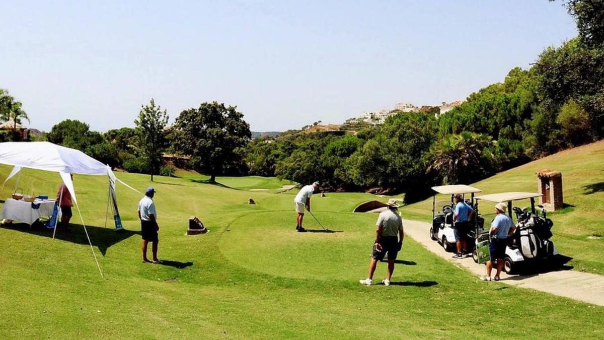 Un grupo de jugadores juega al golf en un campo de Marbella