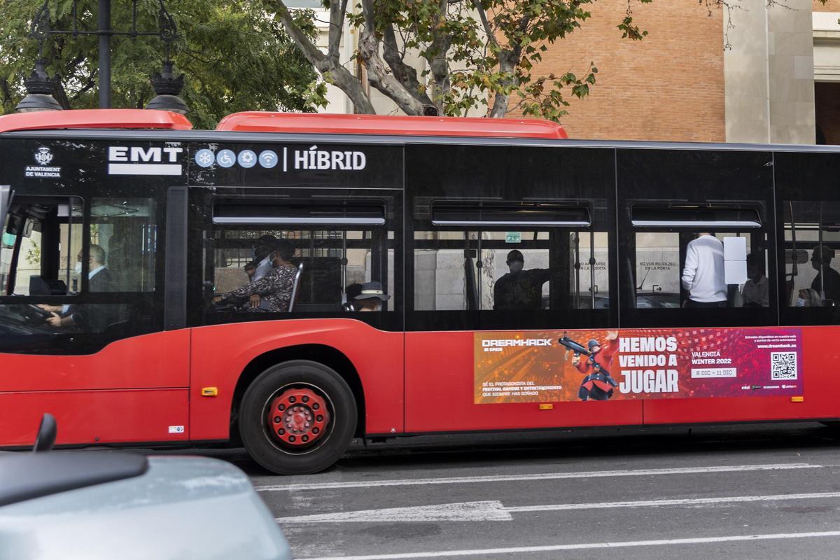 Uno de los autobuses híbridos de la EMT circula por València.