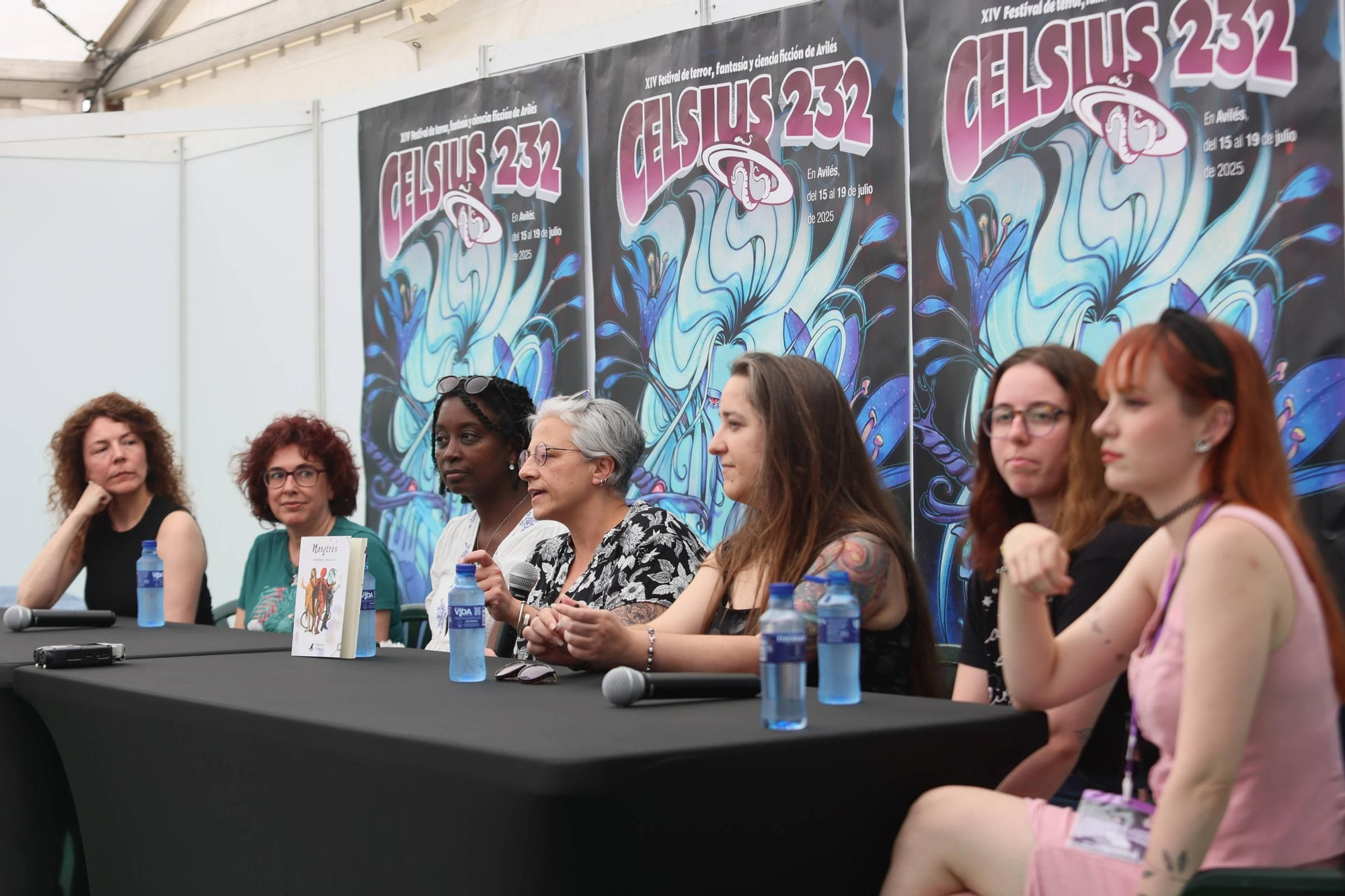 EN IMÁGENES: La "Sanderson-manía" no cesa en Avilés: miles de seguidores abordan a la estrella del Celsius