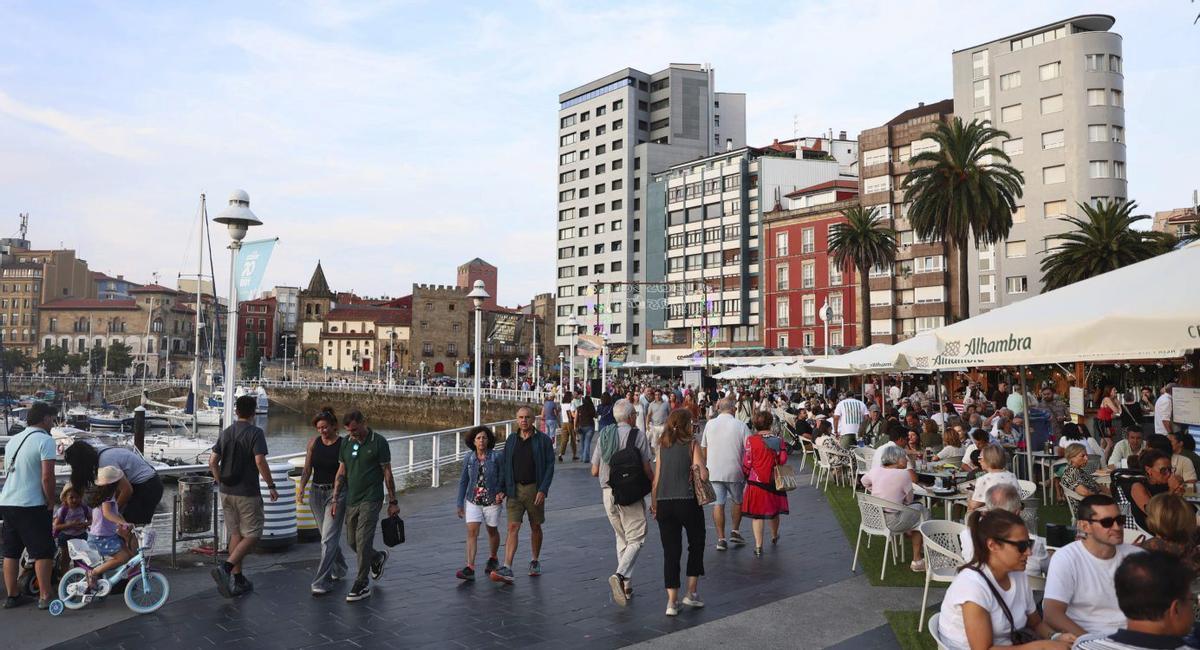 Ambiente, ayer, en la zona de los Jardines de la Reina, en el puerto deportivo. | MARIO CANTELI