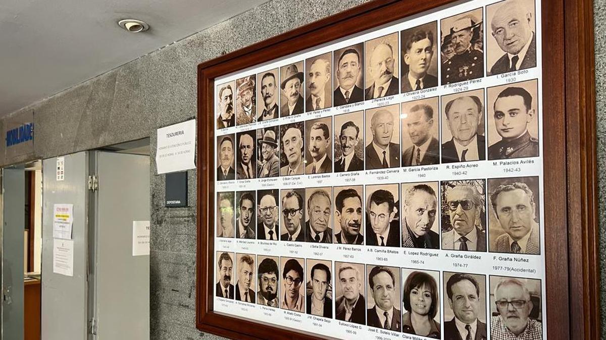 El cuadro con los alcaldes de Cangas, con la fotografía de Óscar Boán Callejas: segunda fila, cuarto por la izquierda.