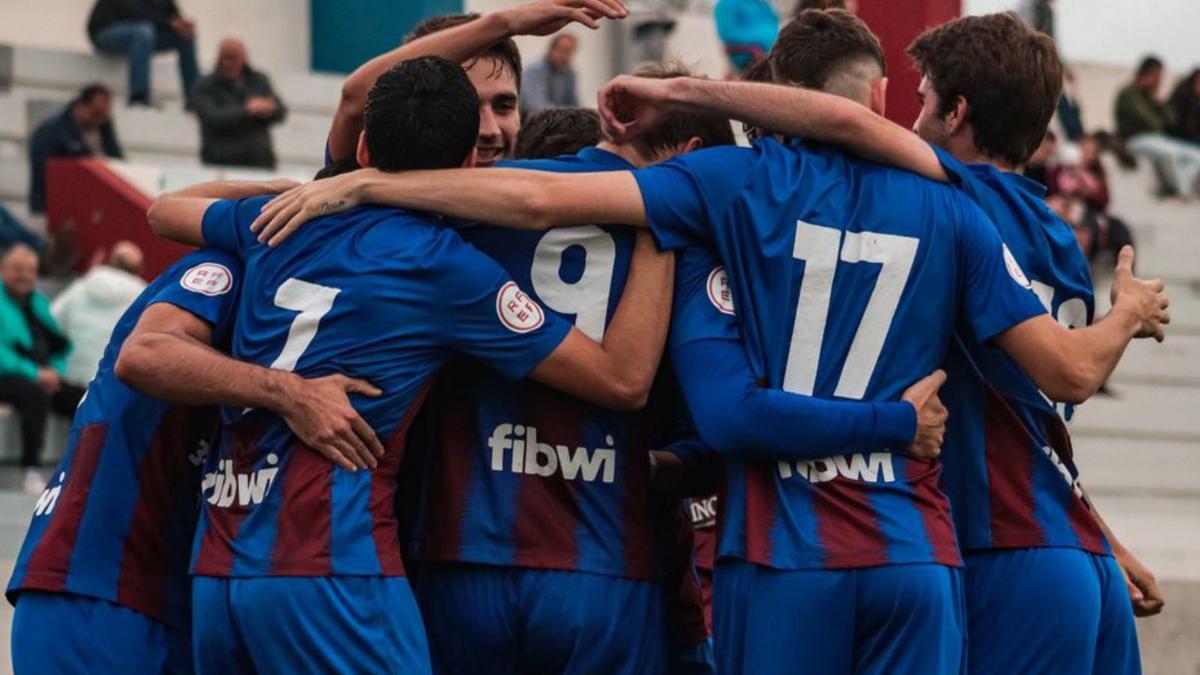 Los jugadores del Poblense celebran uno de sus siete goles. | @UDPOBLENSE