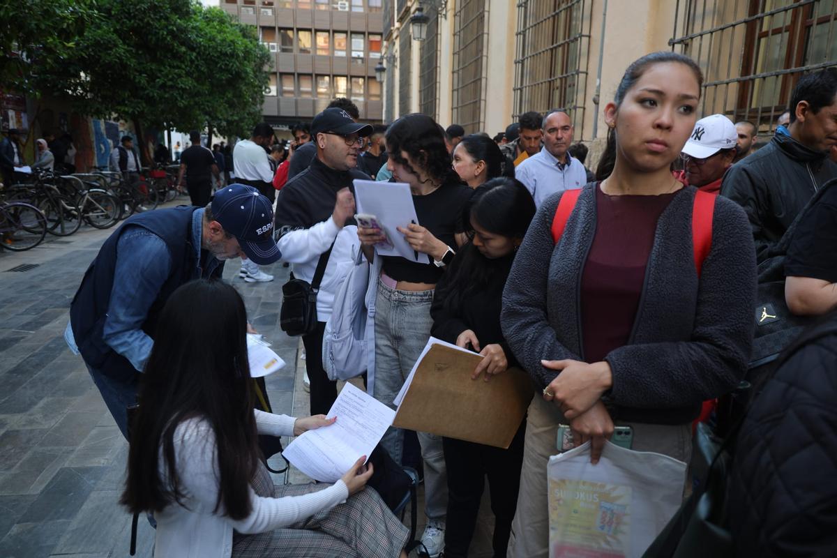 Regularizacion extraordinaria de migrantes en València.