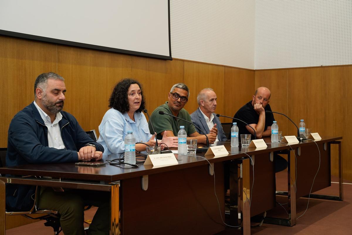 A delegada da Xunta e os alcaldes, no centro, no acto inaugural do obradoiro.