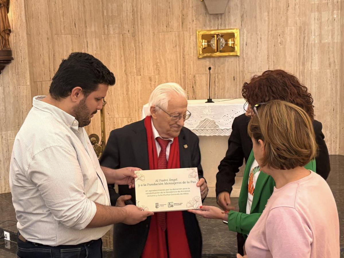 Entrega del boceto de la placa que lucirá las instalaciones.