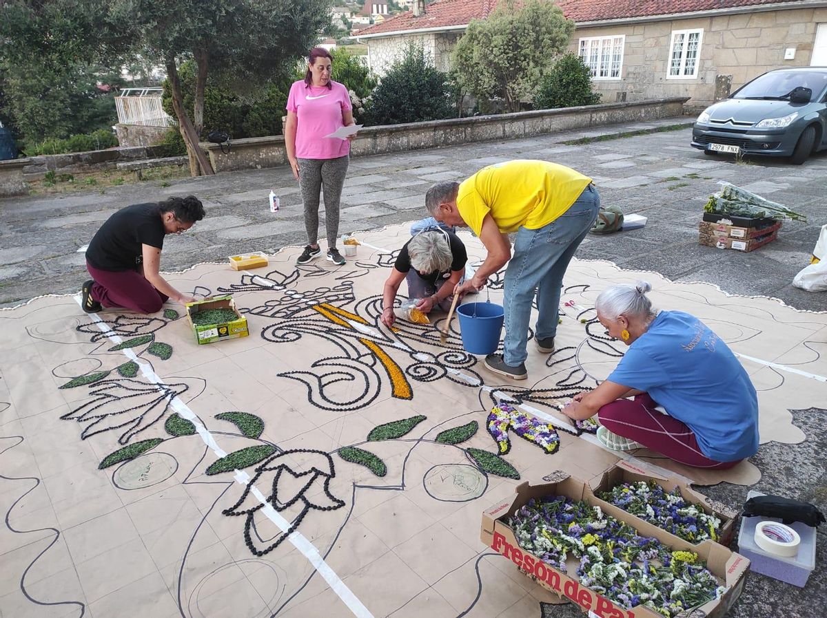 Los trabajos coordinados por el Colectivo Independiente de Alfombristas de Bueu, ayer delante de la iglesia de Bueu.