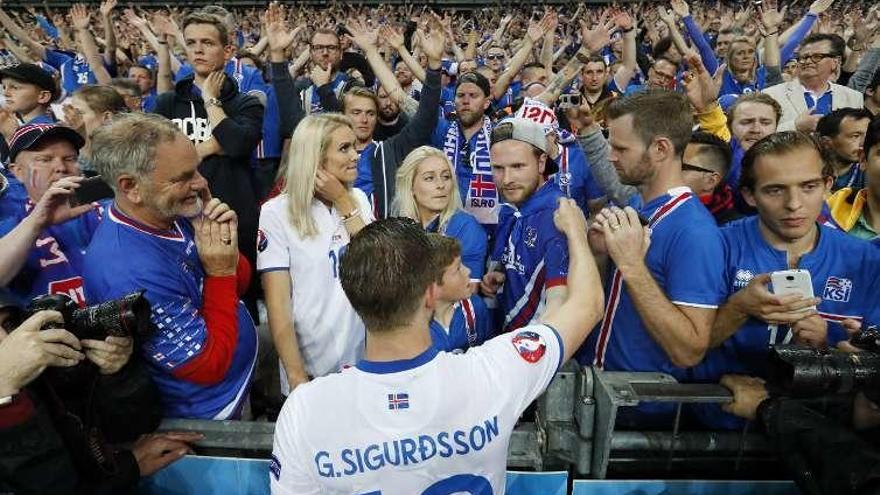 Sigurdsson saluda a sus compatriotas tras el partido.