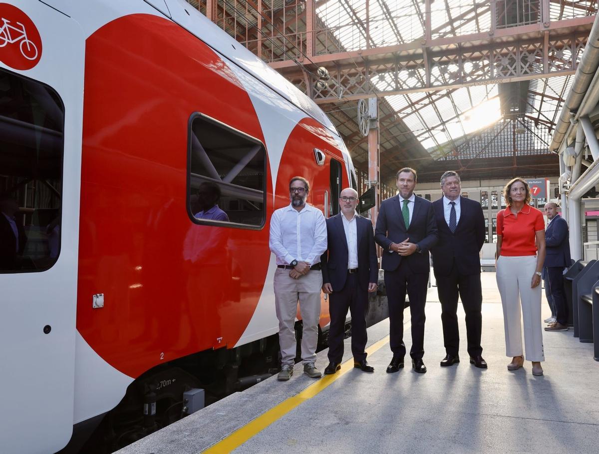 El ministro Puente (en el centro) con el presidente de Standler España Íñigo Parra