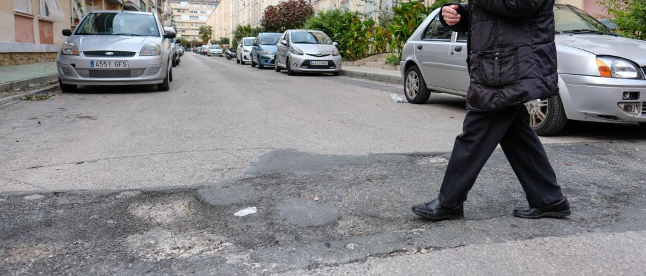 Algunas de las calles presentan desconchados en la calzada y las aceras son muy estrechas.