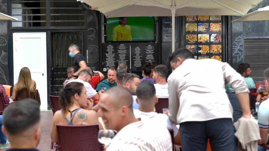 Aficionados ven en la capital grancanaria el partido de España en cuartos de final de la Eurocopa