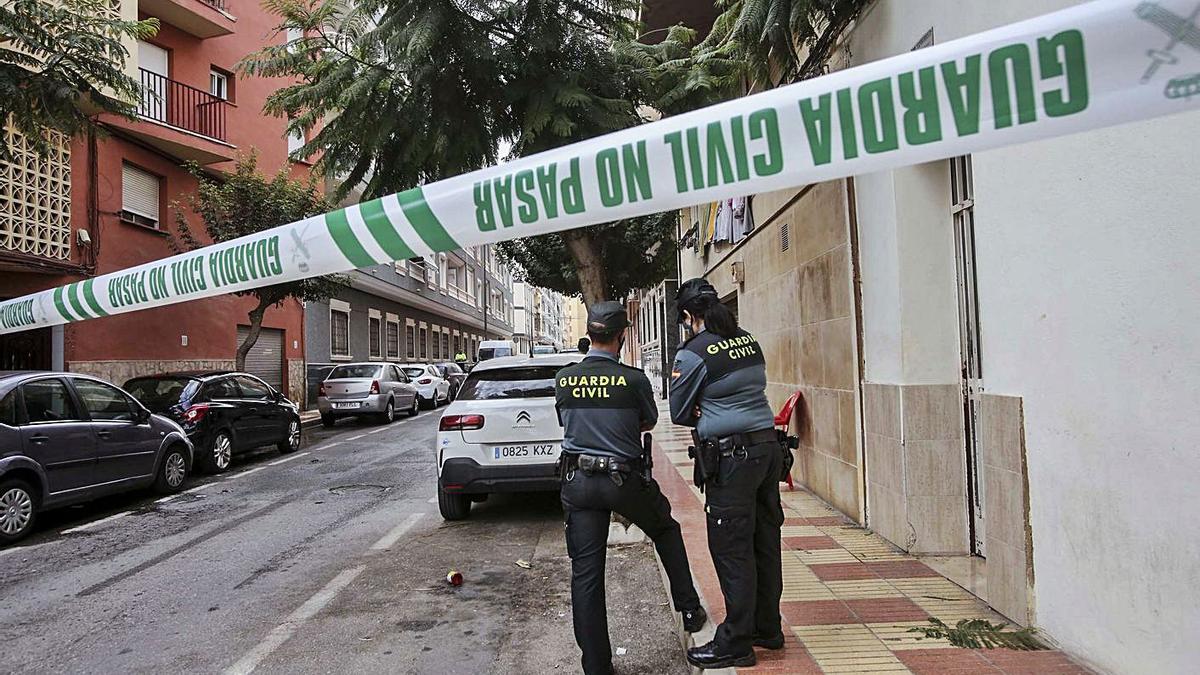 La Guardia Civil en la calle donde se produjo en mortal apuñalamiento.