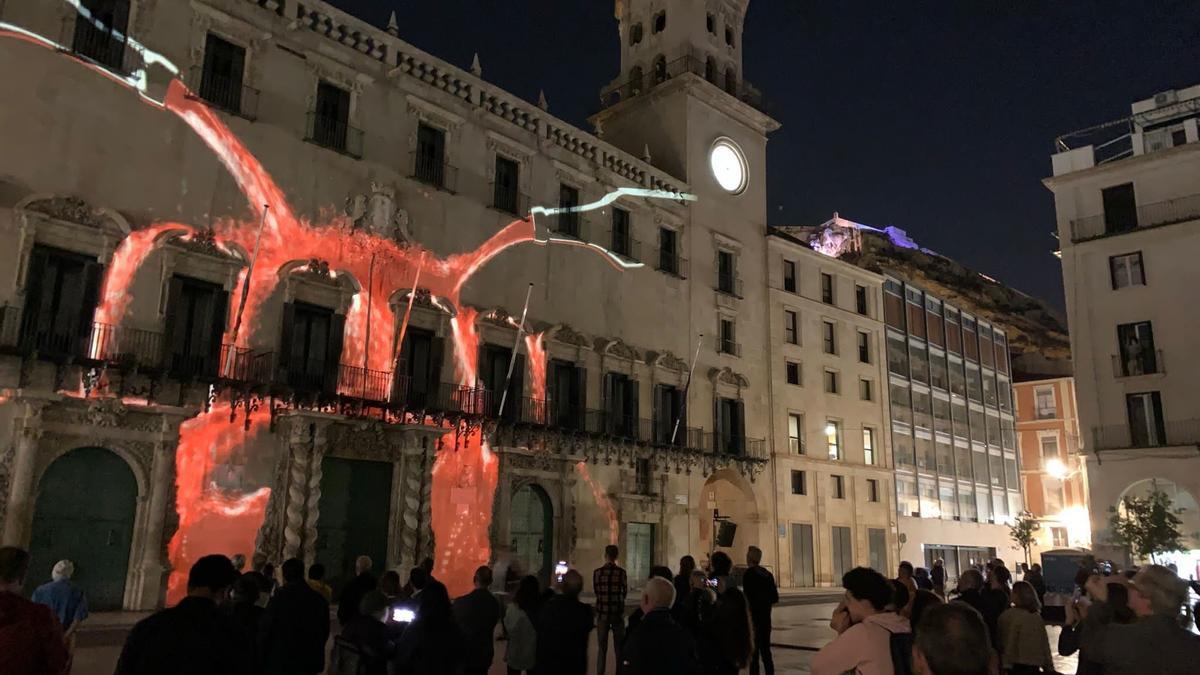 Un momento del espectáculo realizado sobre la fachada del Ayuntamiento.