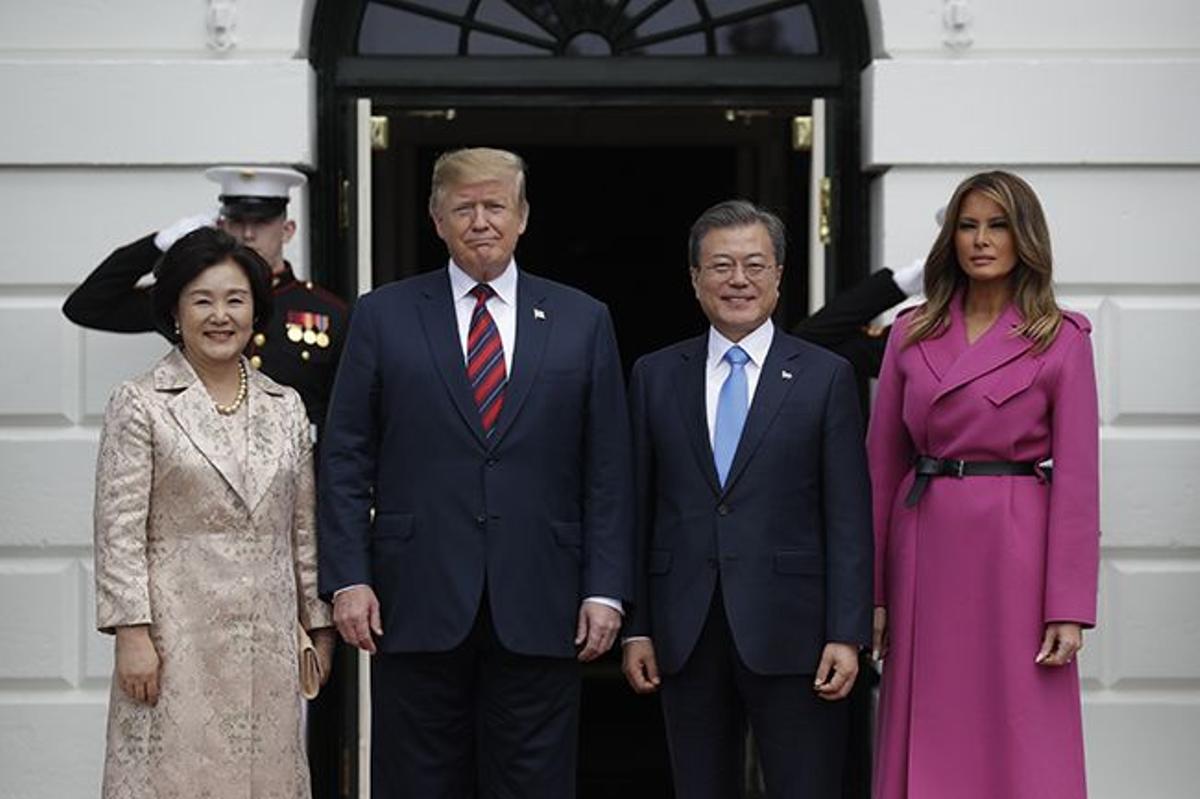 Melania Trump con vestido abrigo púrpura durante la visita del presidente de corea del sur