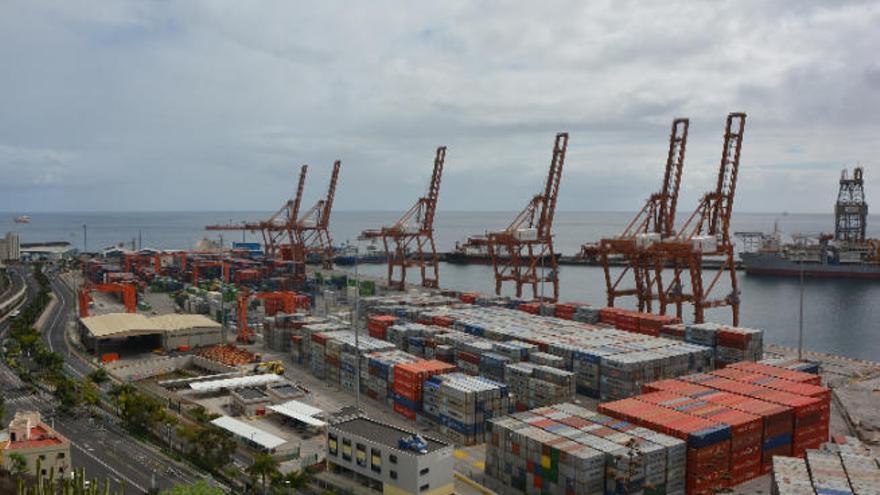 Contenedores en las instalaciones del puerto de Santa Cruz de Tenerife.