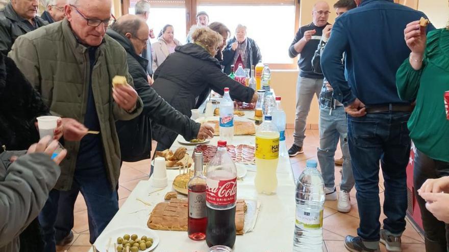 Vecinos de Mózar de Valverde compartiendo un aperitivo durante la festividad de San Julián.