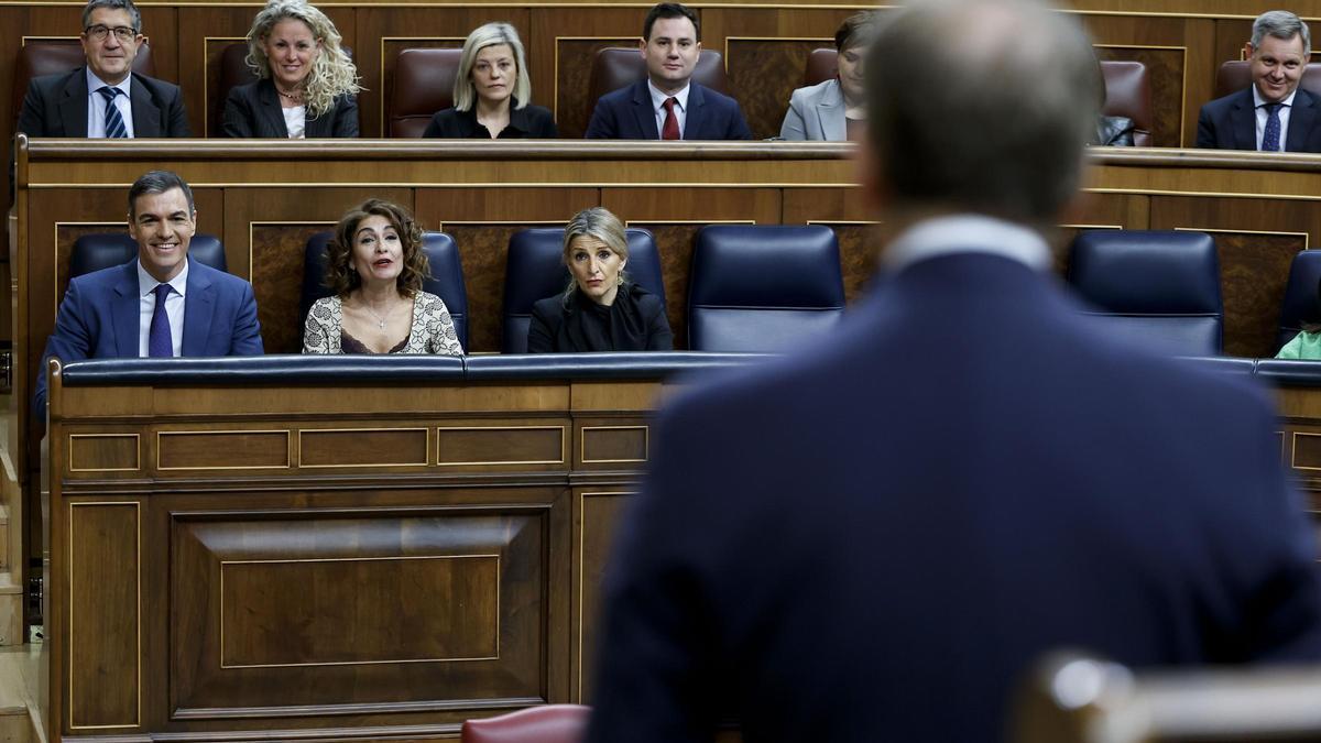 El presidente del PP, Alberto Núñez Feijóo, se dirige al presidente del Gobierno, Pedro Sánchez, durante la sesión de control al Gobierno celebrada este miércoles en el Congreso.