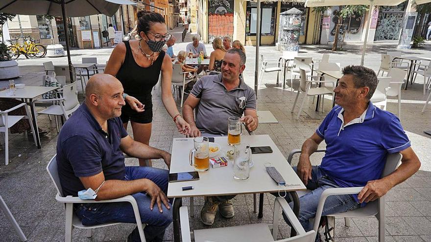 La terraza de un bar en el centro de València en una jornada de esta pandemia.