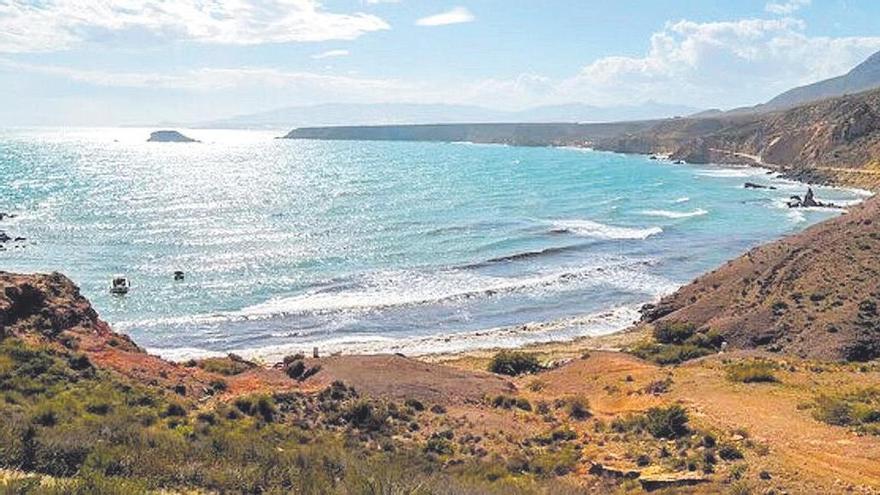 La platja de Bolnuevo, de tipus semiurbà, compta amb una longitud de 1.600 metres