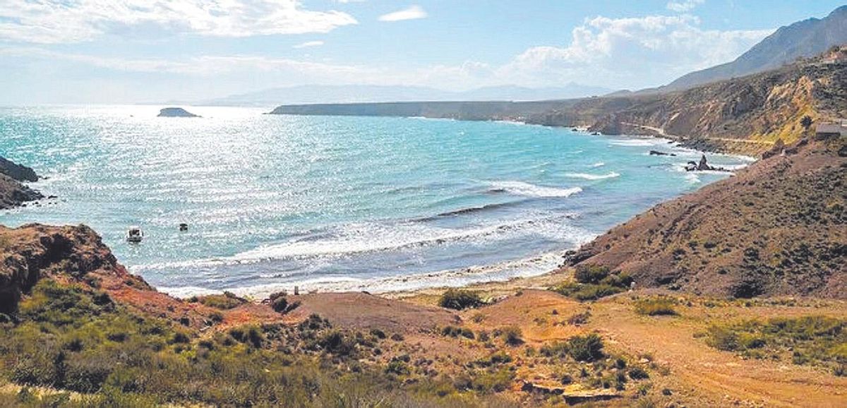 La platja de Bolnuevo, de tipus semiurbà, compta amb una longitud de 1.600 metres