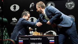 El ruso Ian Nepomniachtchi, a la izquierda, saluda con un toque de codos a su compatriota Alexander Grischuk antes de su partida en el Torneo de Candidatos, en el Hotel Hyatt Regency de Ekaterimburgo.